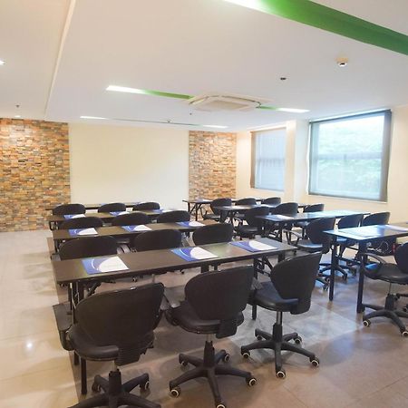 Go Hotels Bacolod Eksteriør bilde